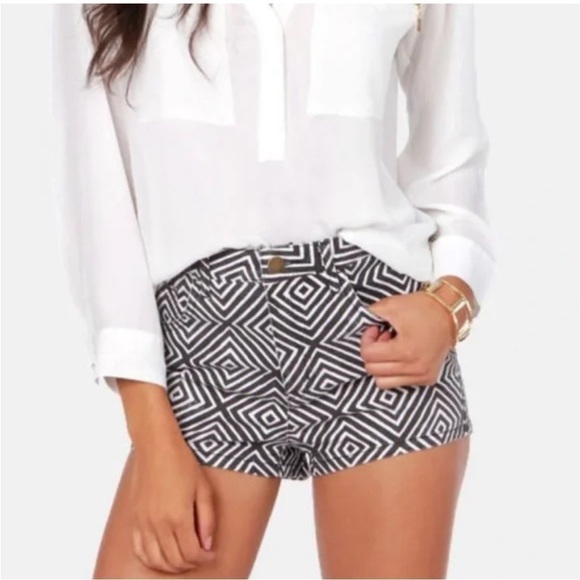 BILLBONG BLACK AND WHITE HIGH RISE SHORTS 5 - Picture 1 of 5